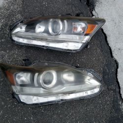 2011-2017 Lexus CT200H Headlights (Halogen Bulbs) Oem.