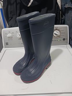 SERVL'S  BOOTS. New. Size 7   1/5.  blue color.