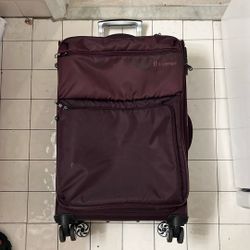 it Luggage Duo-Tone softside suitcase  an 8-wheel spinner.