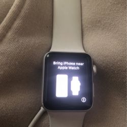Apple Watch sériese 3 38mm Has A Fue Scratches But Still Works Only Used 4 Months