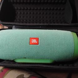 JBL Charge 3 Wireless Bluetooth Speaker (Teal) With Travel Case 