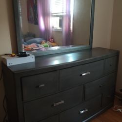 Dresser With Mirror 