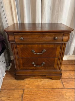 Traditional cherry/mahogany nightstand