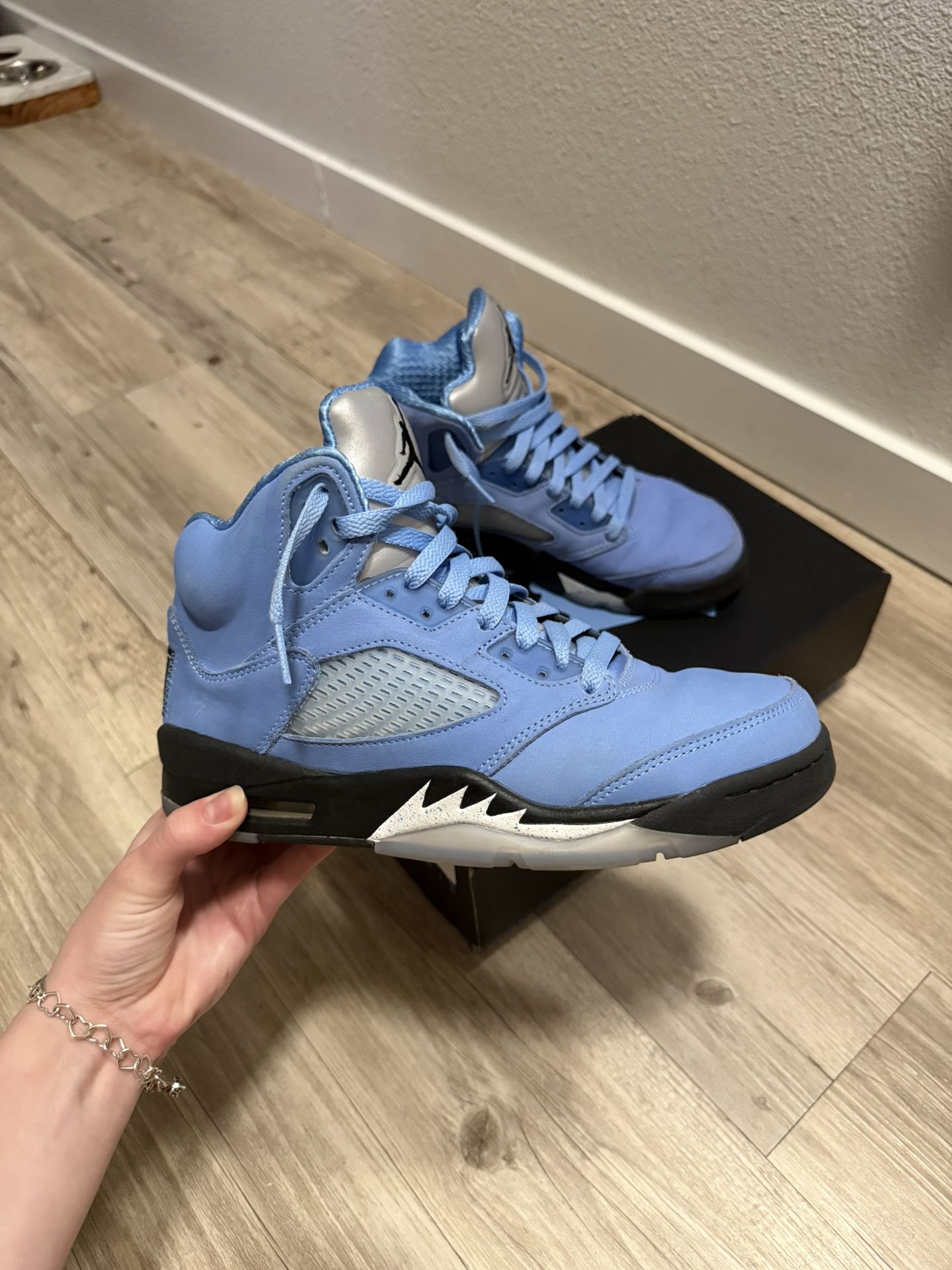 Air Jordan 5 Retro SE 'UNC' size 7.5 men’s, 9.5 women’s