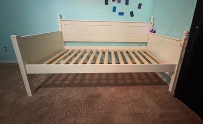 Twin daybed with trundle