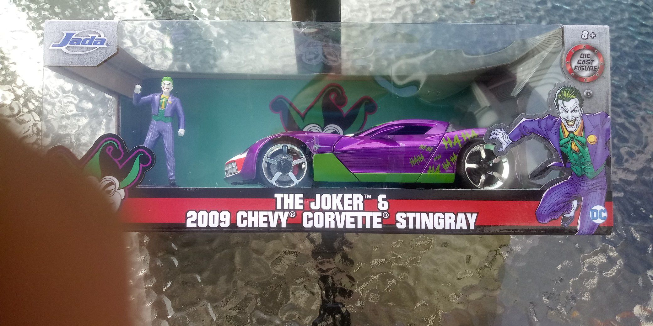 Jada 31199 DC Comics The Joker 2009 Chevy Corvette Stingray 1:24 & Figure Purple