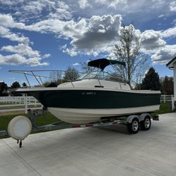 2007 Trophy Bayliner Walk Around Model 2052