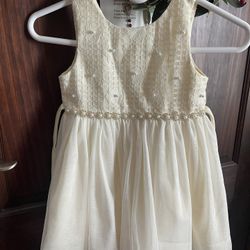 Vestido hermoso de niña de cinco años