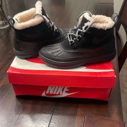 NEW - Nike Chukka 2 Fur Lined Boots(Black)