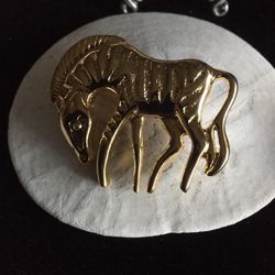 VINTAGE GOLD TONE CARVED ZEBRA BROOCH PIN