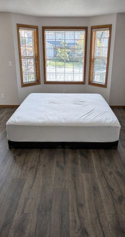 Excellent King Ikea Holmsta Mattress and Boxsprings