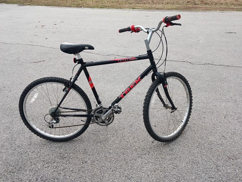Large Trek Mountain Bike AWESOME QUALITY AND CONDITION READY TO RIDE NEEDS NOTHING