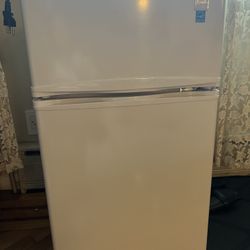 Avanti compact refrigerator w/separate freezer 