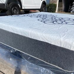 Queen Bamboo Hybrid Cool Gel Memory Foam Mattress!!