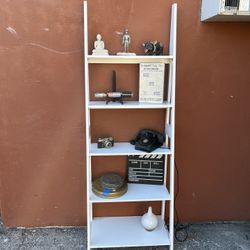 White 5-Tier Ladder Bookshelf – 70” Tall Modern Display Shelf  ⸻  DESCRIPTION  Modern white ladder-style bookshelf with a clean, minimalist look. Meas