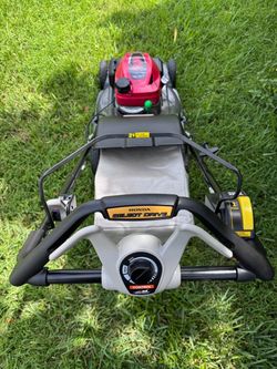 OUTSTANDING CONDITION LIKE NEW SELF PROPELLED LAWNMOWER HONDA HRX-217 /200cc TWIN BLADE / BLADE CONTROL SYSTEM . XENOY DECK NEVER GER RUST, DENT or CO