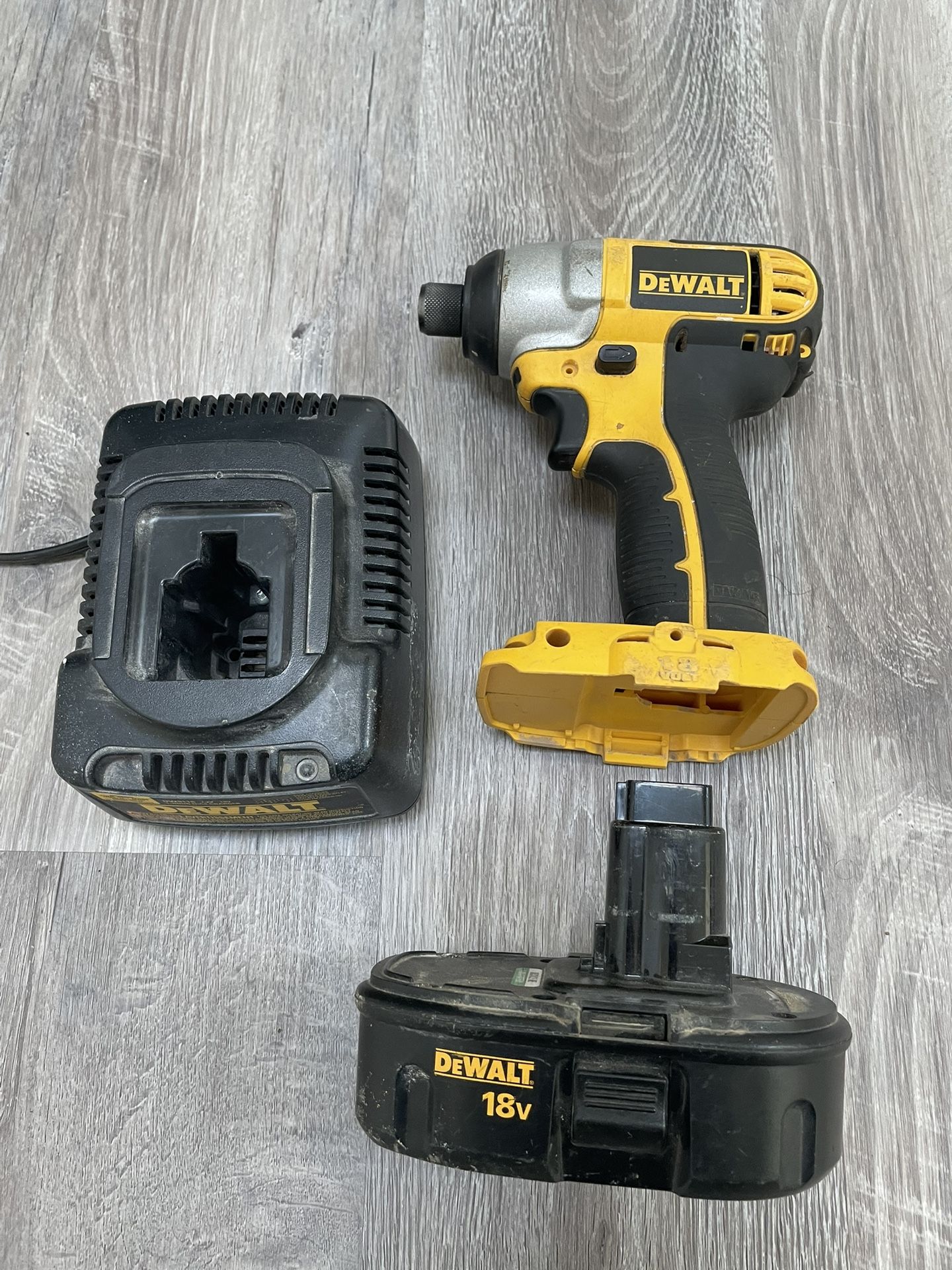 DEWALT DW056 1/4”Cordless Impact Dr with charger