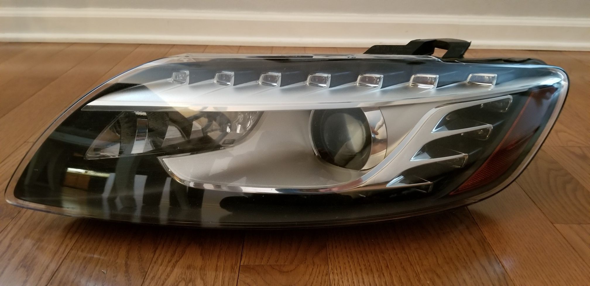 Audi q7 OEM headlight driver side