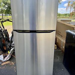 New scratch and dent LG refrigerator