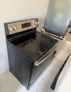 GE 30” Free Standing Electric Range AS-IS Small Cracked CooktopGlass Fully Functional ! Pickup Only !!