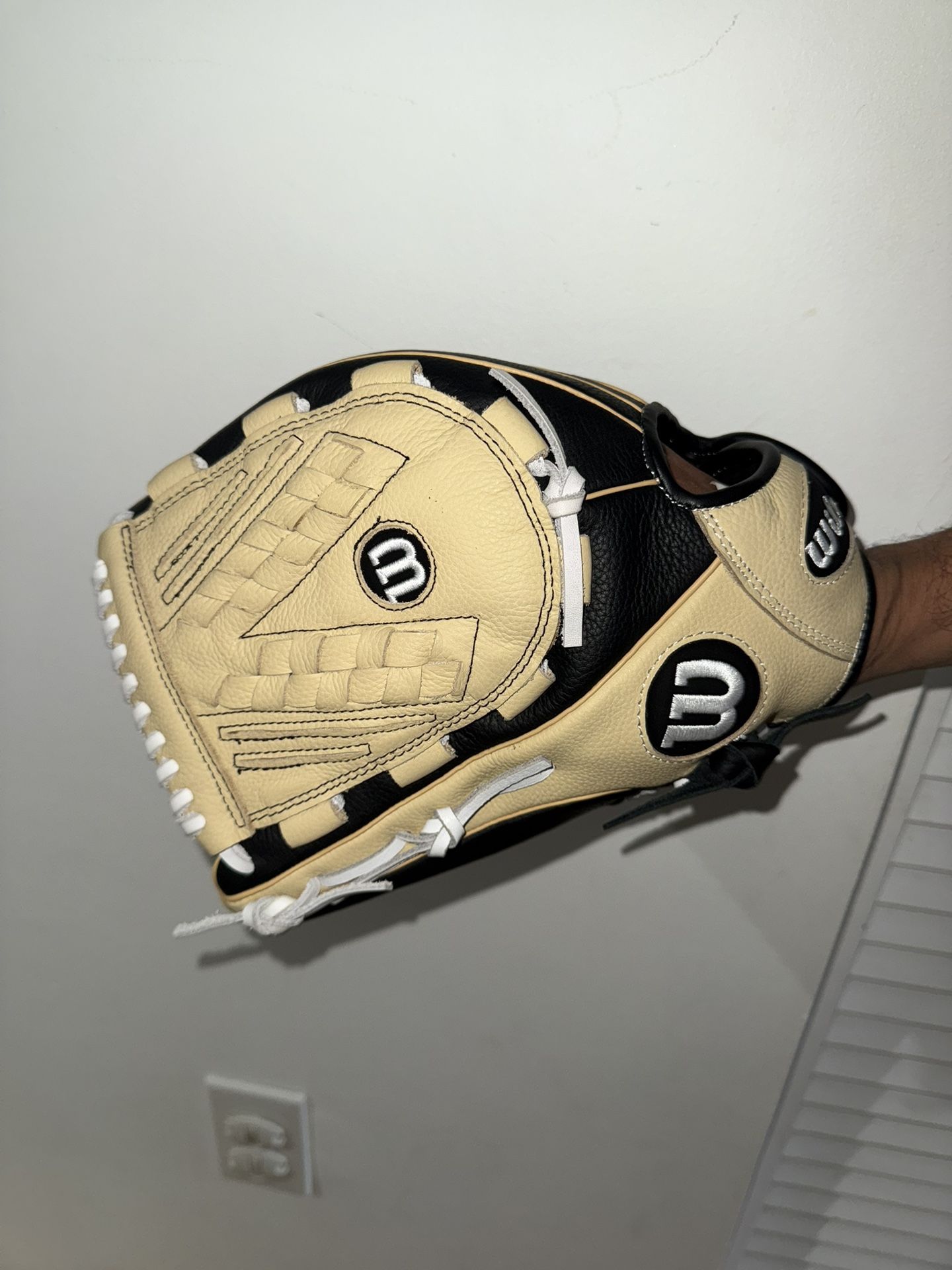 NEW Wilson Baseball Glove Left Hand Throw