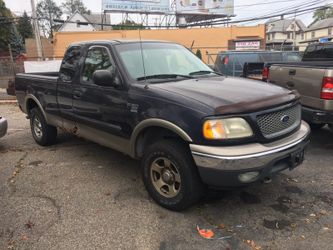 2001 FORD F150 EXT CAB FOUR DOORS 4x4 SOME RUST ON SIDES. NEEDS ONE EXHAUST MANIFOLSD GASKET HAS 79,000 MILES ONLY