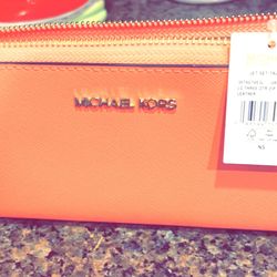 New W/Tags MK Jet Set Travel Large Zipper Wallet