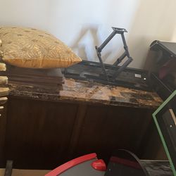 Marble bar also has chairs to go with it I will send better pics of everything if interested