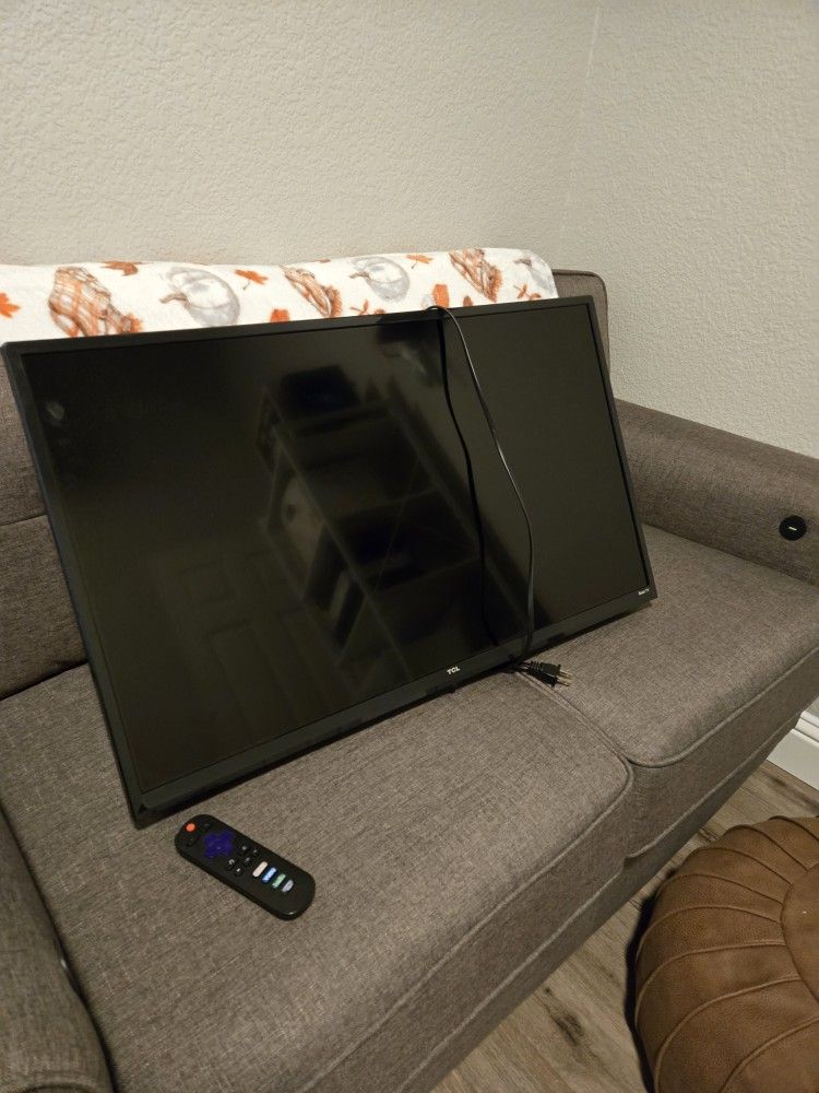 TV 32inch Smart TV with Roku And TV Mount