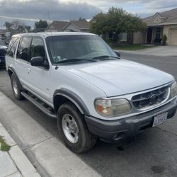 2000 Ford Explorer