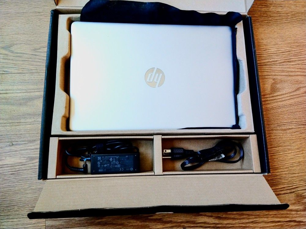 HP 15 PC Intel i5/Iris Xe Graphic/512GB SSD/16GB RAM with Adobe Suite 2025
