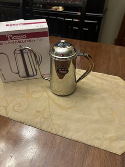 Tiamo HA1514 stainless steel gooseneck pour-over kettle with a 1.2-liter capacity. 