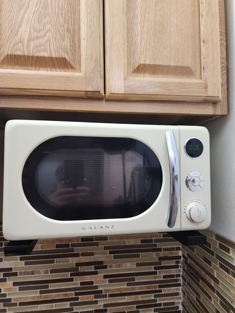 Galanz Retro Microwave Oven - Cream Color