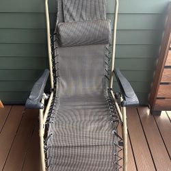 2 Zero Gravity Chairs 