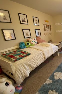 White wooden twin size bed frame
