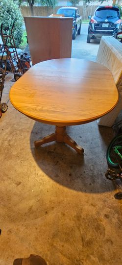 Solid wood table, extends. *NO CHAIRS JUST TABLE* MPU