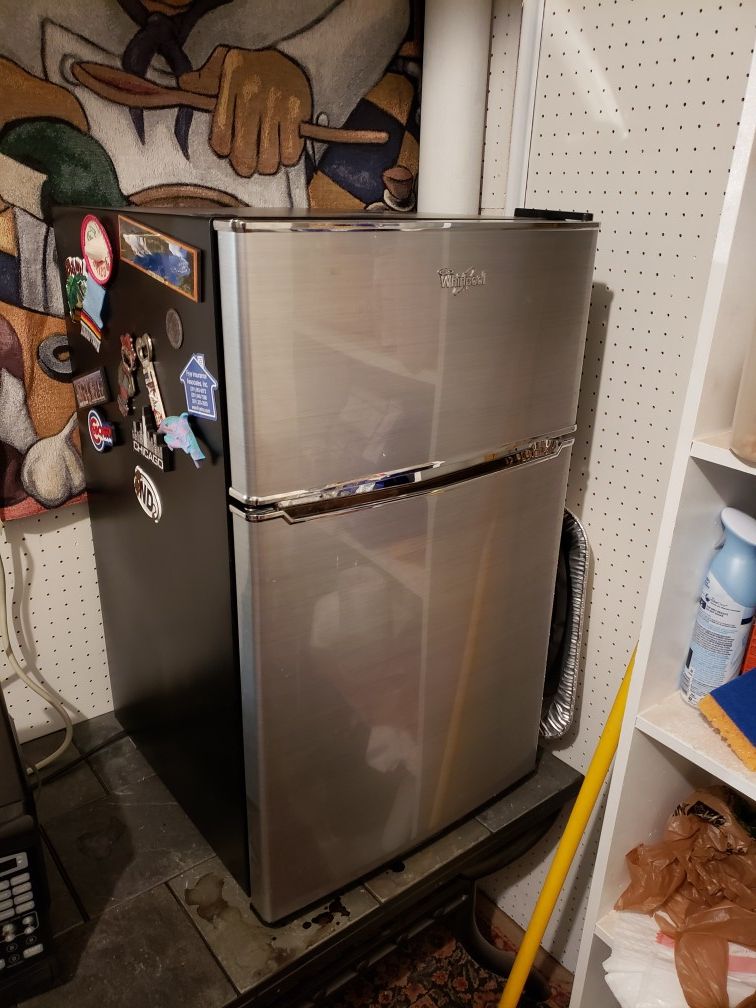 Whirlpool mini refrigerator