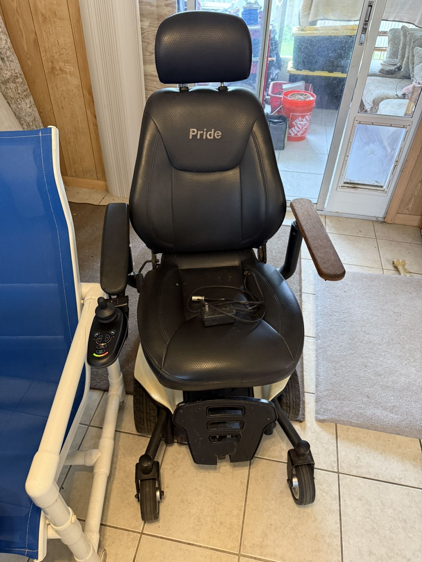 Pride Mobility Scooter With Batteries And 2 Carrying Carts For Car