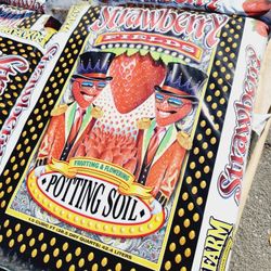 FoxFarm Strawberry Fields Potting Soil 1.5 Cu Ft 