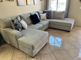 DELIVERY AVAILABLE 🚛! Gorgeous Sectional Couch with double chaise LIKE NEW