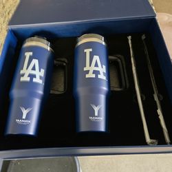 La dodger travel cups with straws