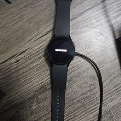 Samsung Galaxy Watch4 40mm LTE With Samsung Earphones