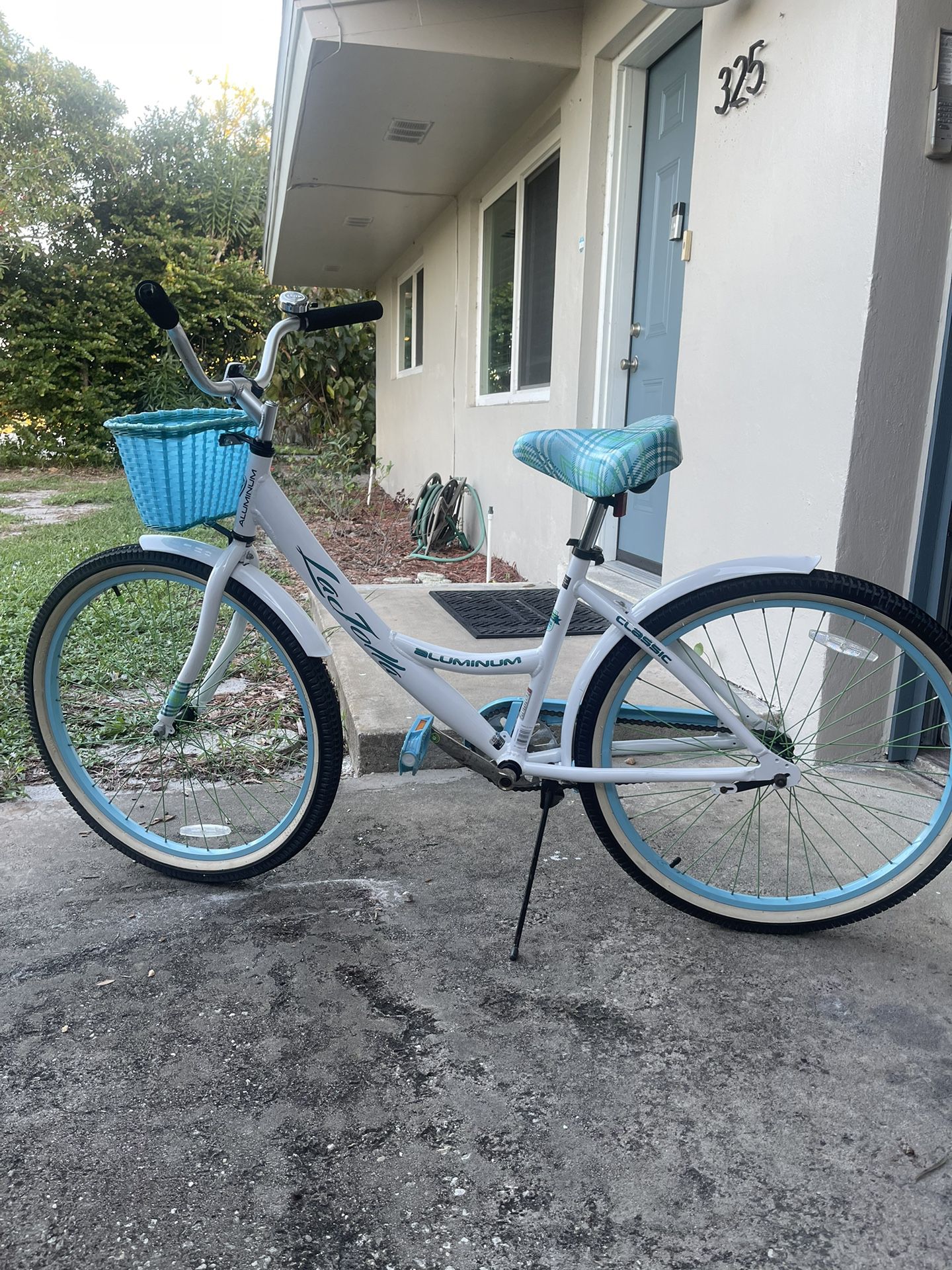Bike- La Jolla Cruiser(Aqua and White)