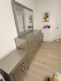 Modern Dresser Set – Great Condition
