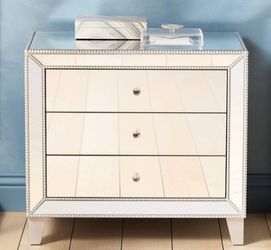 Beautiful mirrored dresser...🧸 💜