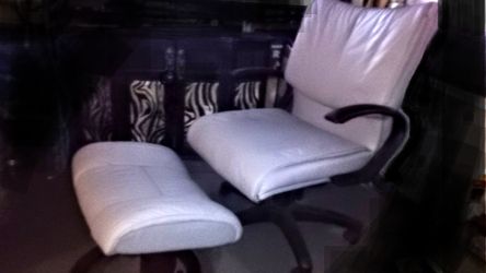 Quality Grey Leather Office Chair With Adjustable Footstool.