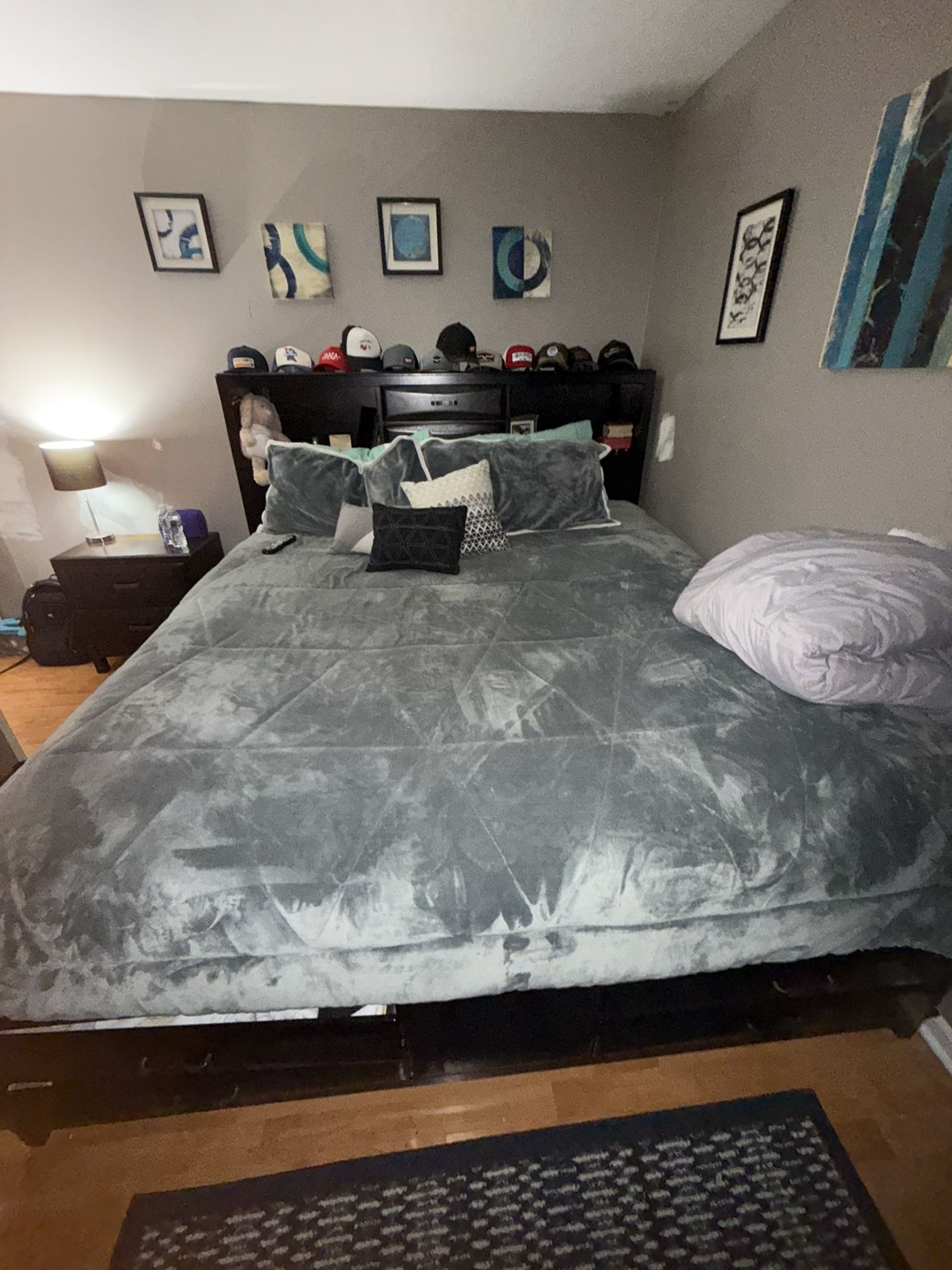 King Size Bedroom Set !PICK UP AND CASH ONLY!