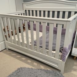 White Delta Children 4-in-1 Crib