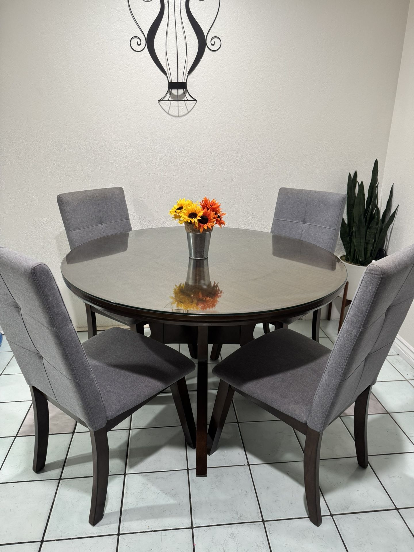 Round Dining Table 48” With Glass On Top With 4 Chairs