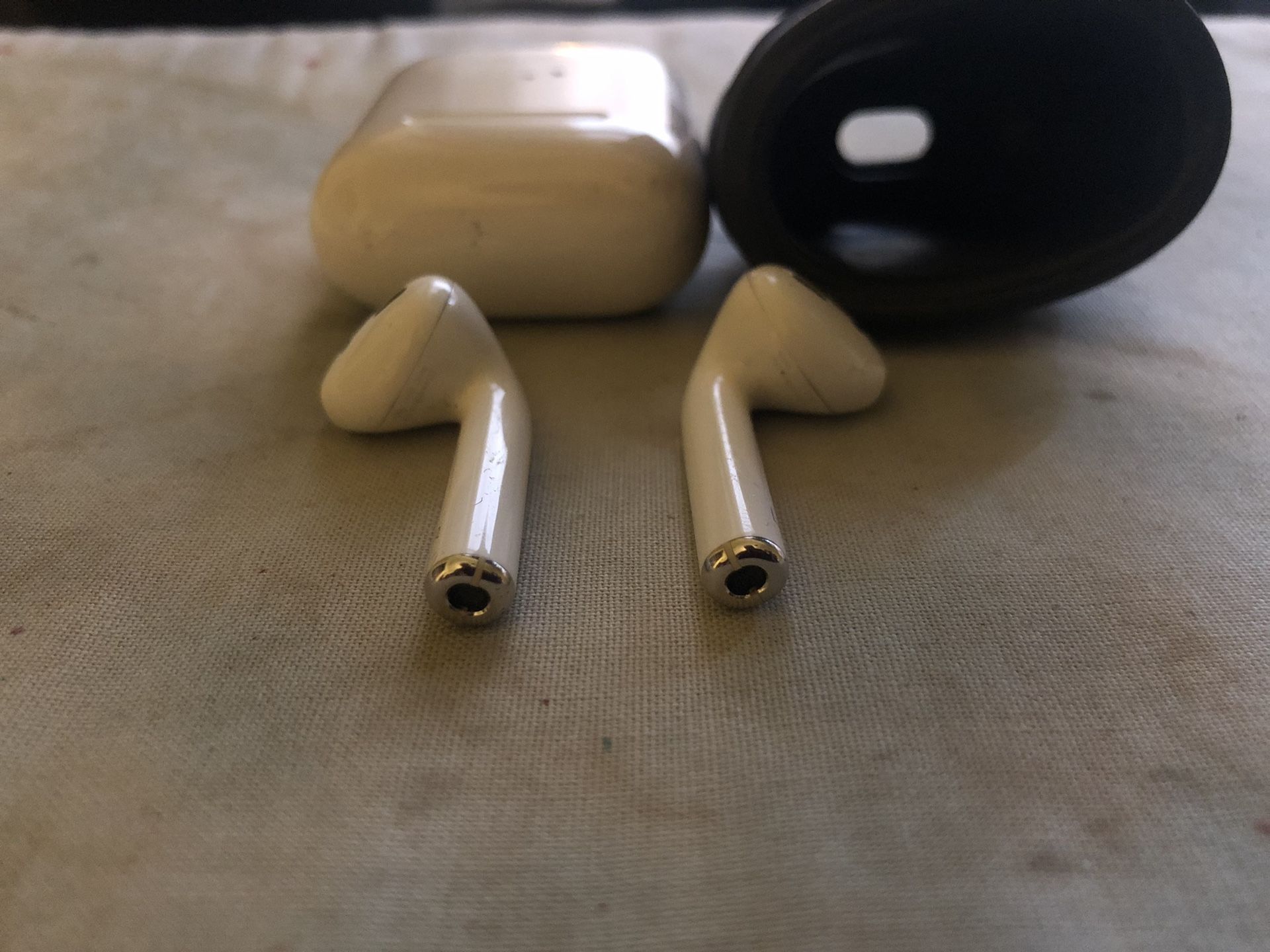 Apple EarPods 1st generation with case